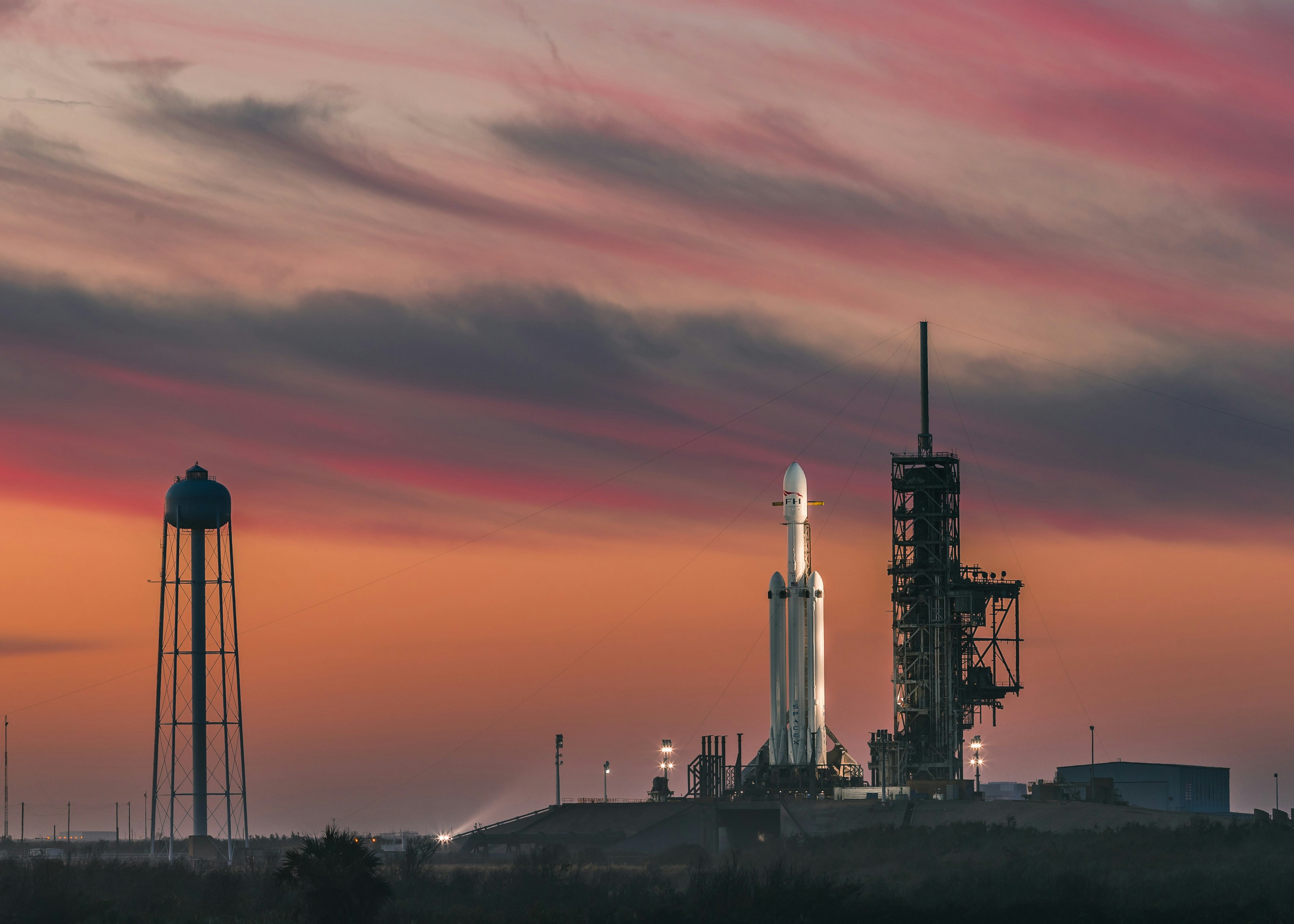 SpaceX猎鹰重型火箭在火箭发射台上待发射